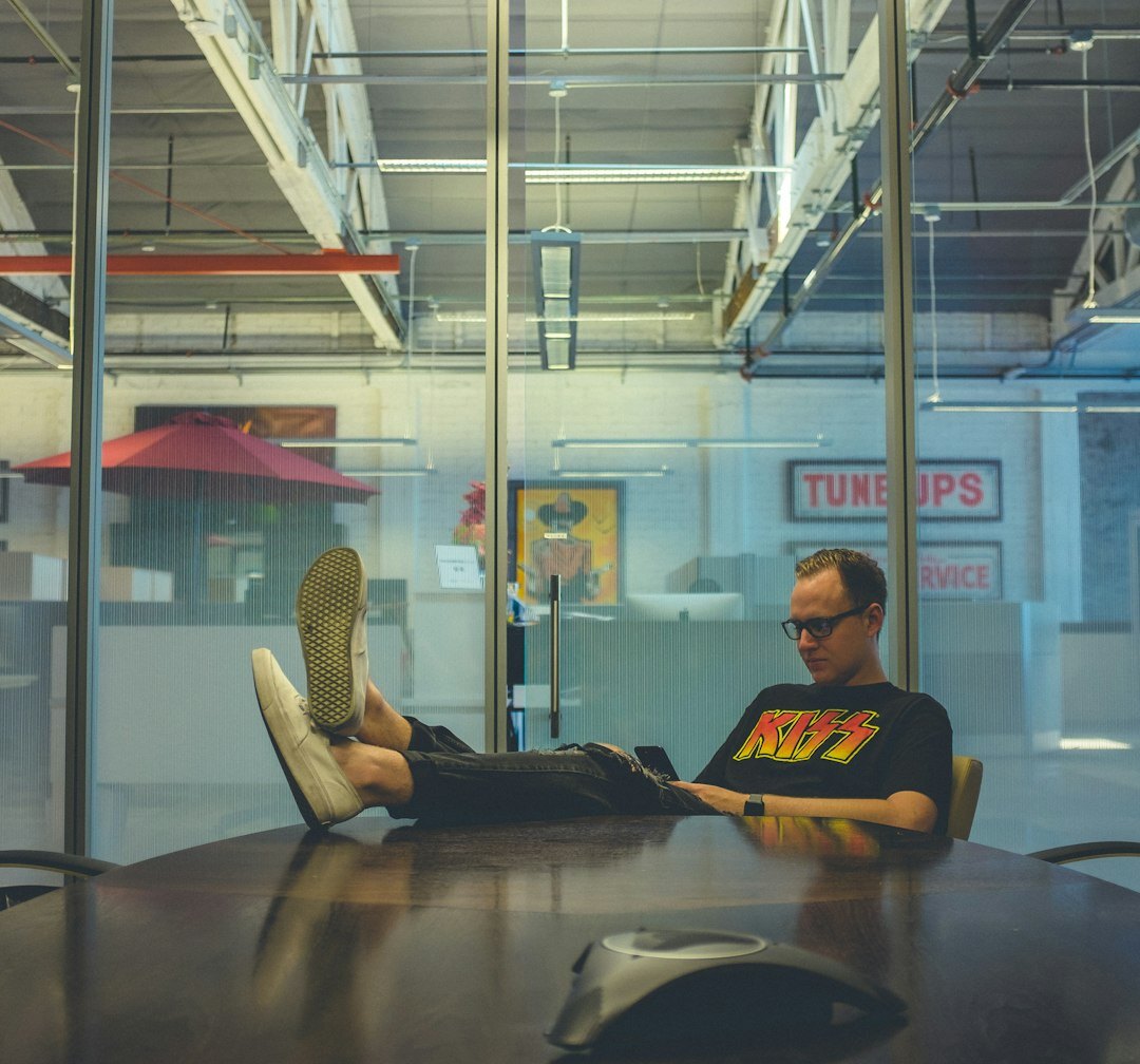 Two colleagues discussing in front of a large window in Brussels